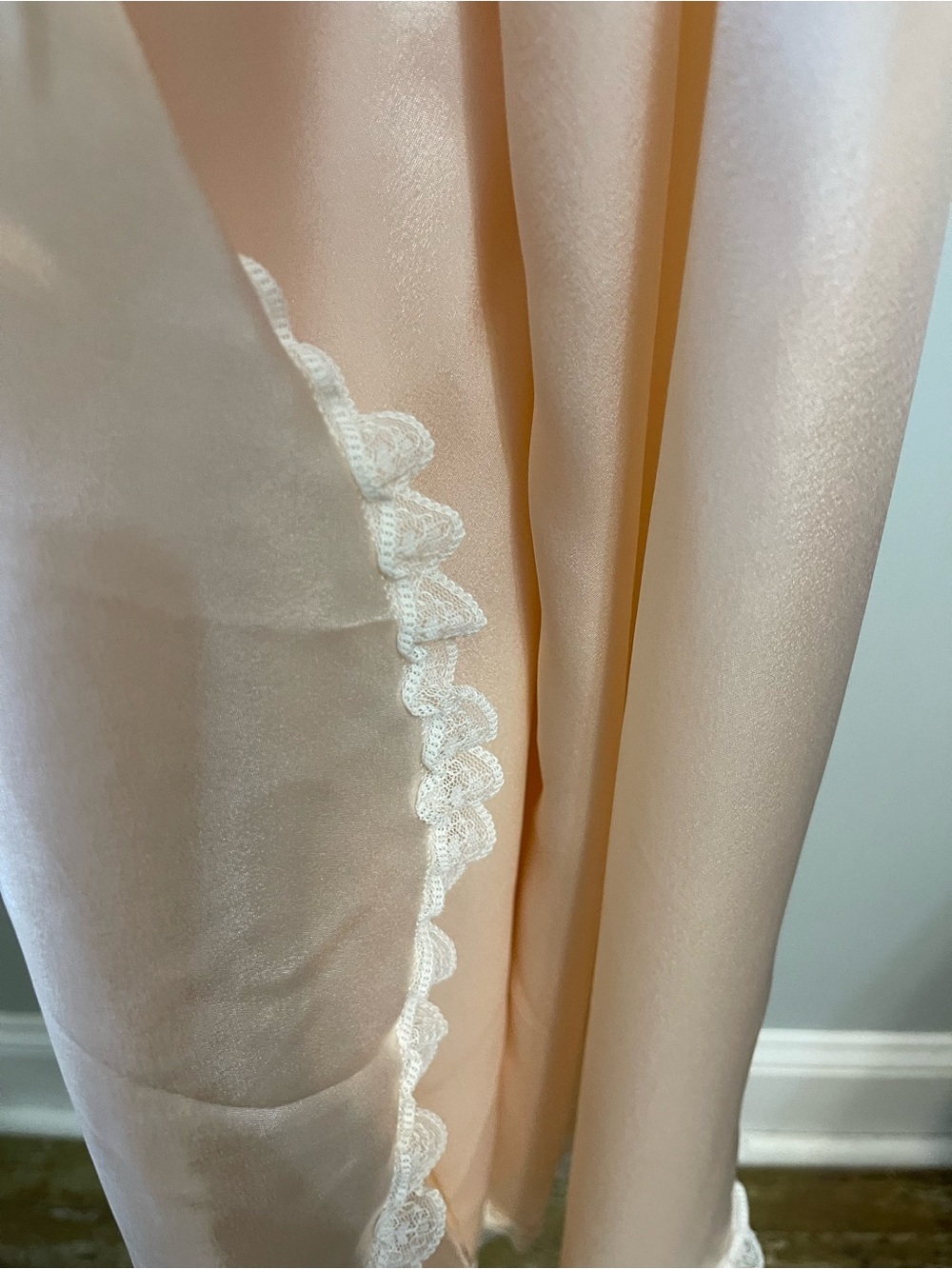 Vintage Christian Dior peach lace trimmed nightgown and robe set medium - Picture 3 of 16